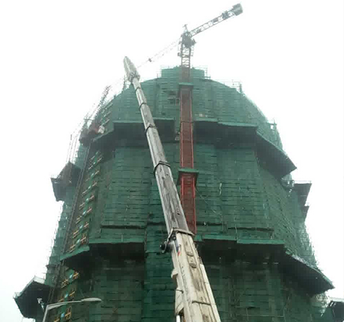 江华吊车在工地上作业